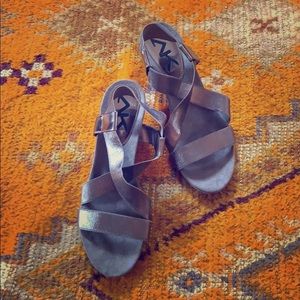 Elastic wedge sandal and cool metallic